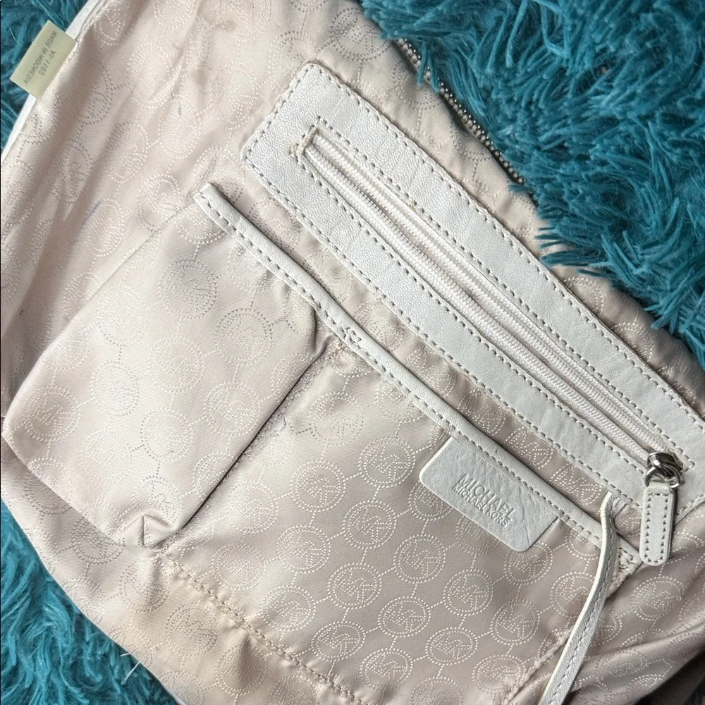 Michael Kors Cream Leather Crossbody Shoulder Bag with Dual Zips - Picture 6 of 7